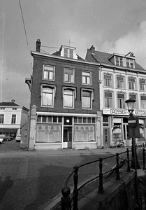 127231 Gezicht op de voorgevel van het huis Oudegracht 2 te Utrecht, waarin gevestigd Chinees-Indisch restaurant Tai Tong.